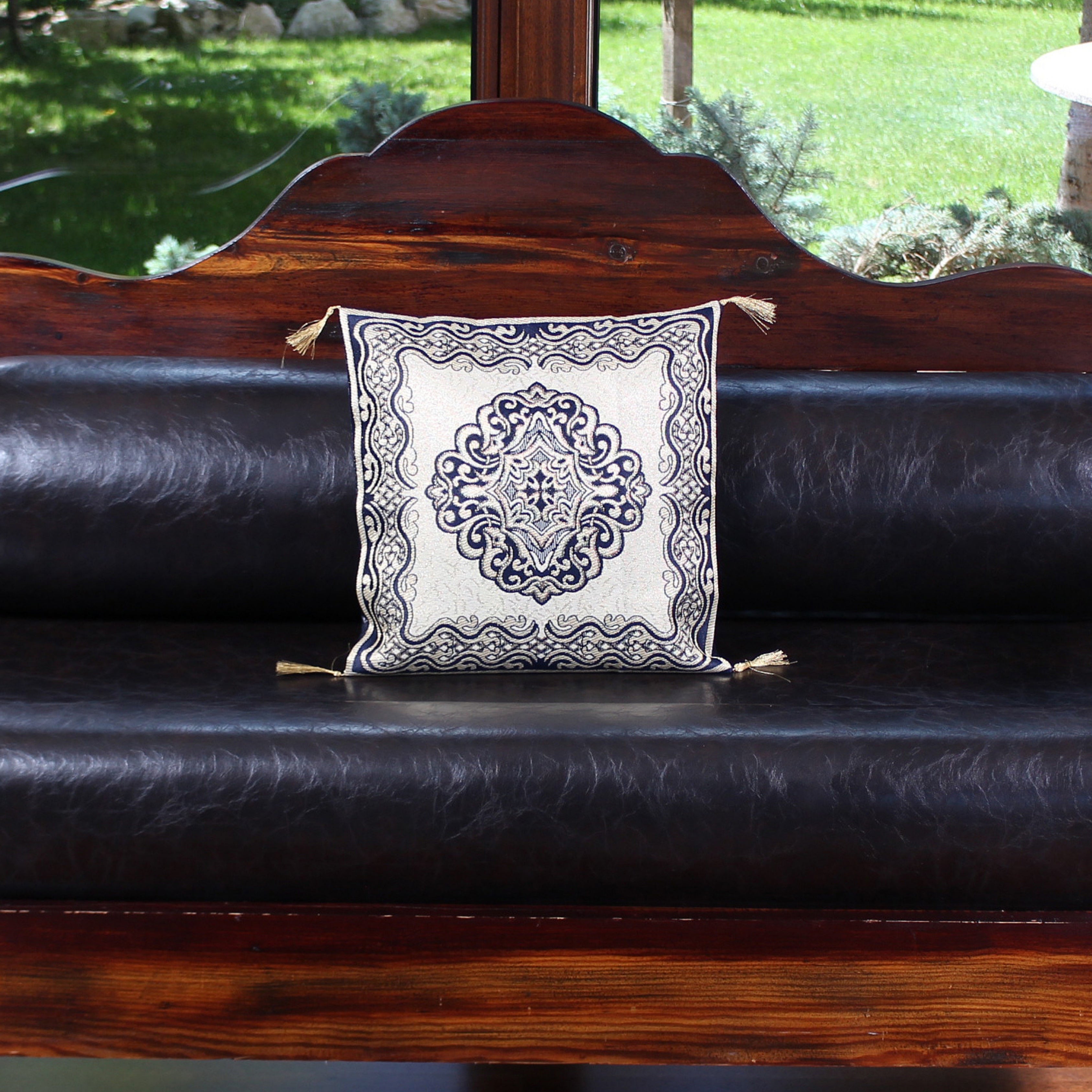 Gece Dokusu – Brokar ve Püskül Detaylı Dekoratif Kırlent Kılıfı