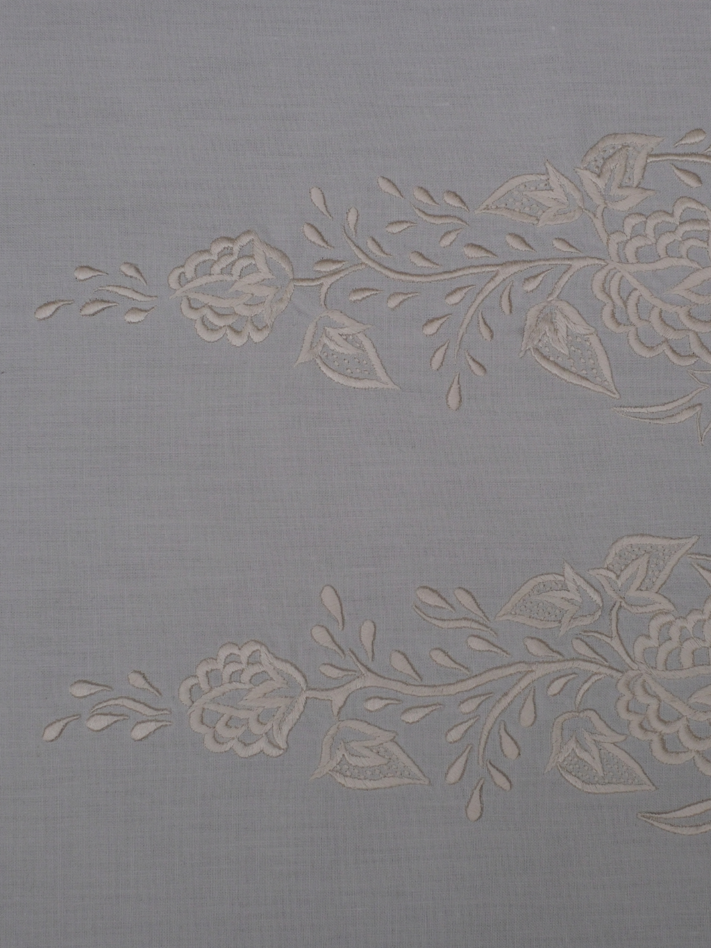 1965'lerde Beyaz İş Dolgu Tekniğiyle Desenlenmiş Sandık Eserinden Uyarlanan Dekoratif Örtü