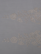 1965'lerde Beyaz İş Dolgu Tekniğiyle Desenlenmiş Sandık Eserinden Uyarlanan Dekoratif Örtü