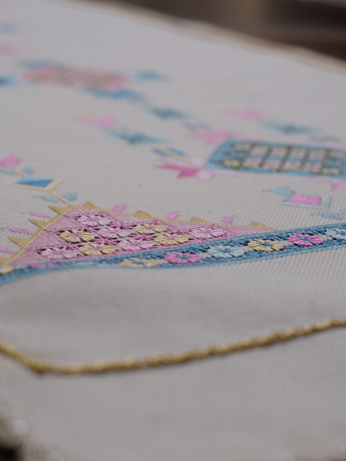 1960'larda Antep İşi ve Susma Teknikleriyle Çalışılan Sandık Eserinden Dönüştürülen Koleksiyon Eseri