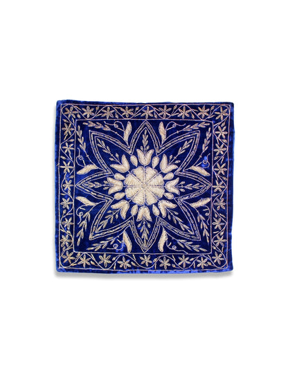 Gökten İşlenen – Gümüş Simli Desenli Kadife Kırlent Kılıfı