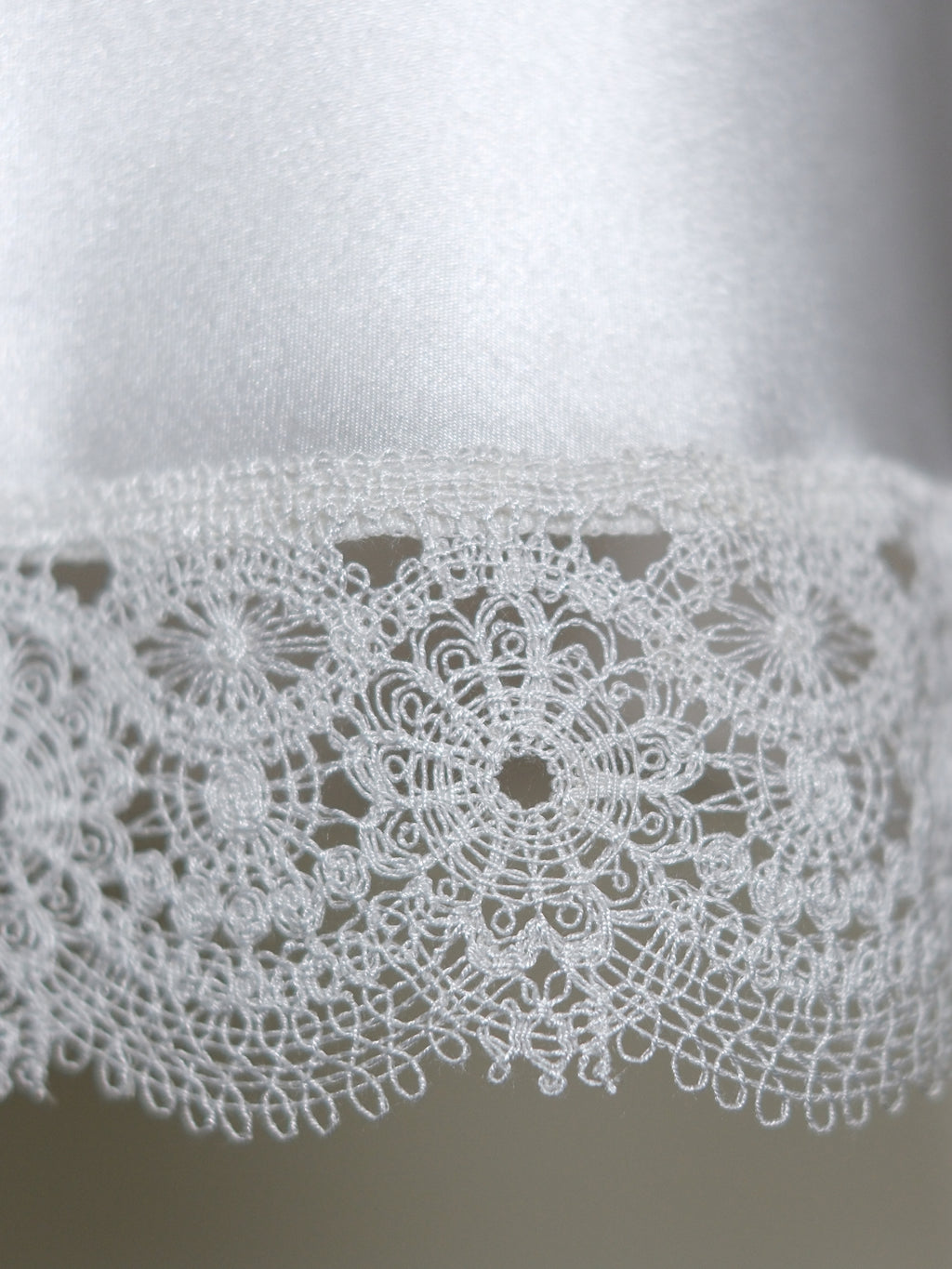 Ay Işığı - Fransız Dantel Süslemeli Beyaz İpek Saten Gecelik