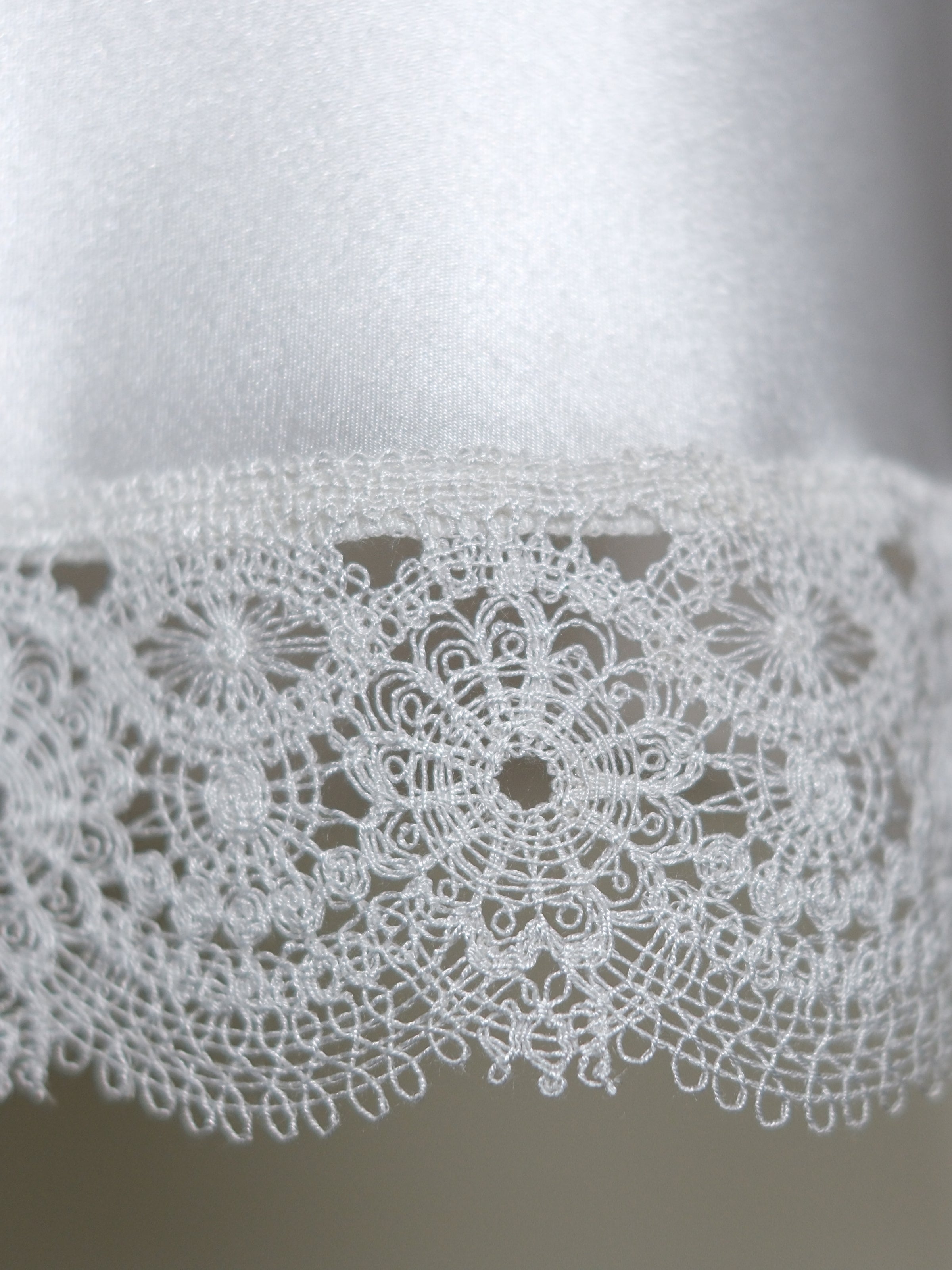 Ay Işığı - Fransız Dantel Süslemeli Beyaz İpek Saten Gecelik