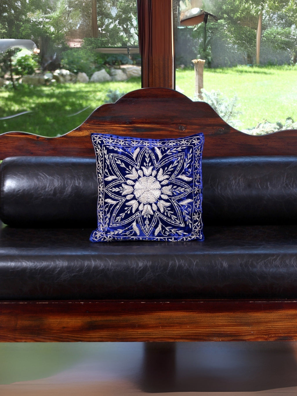 Gökten İşlenen – Gümüş Simli Desenli Kadife Kırlent Kılıfı