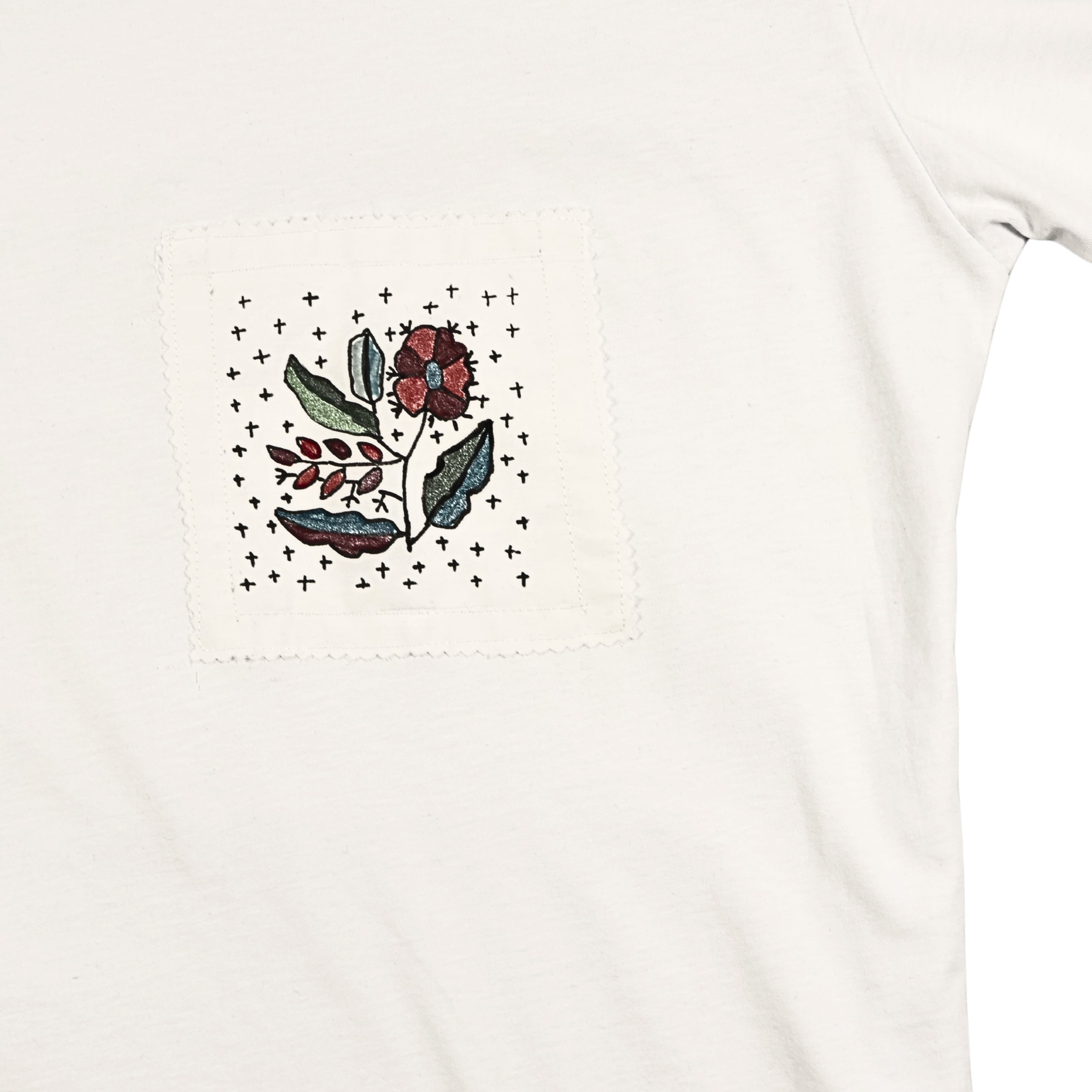 Uygulama İz – El Motifli Beyaz Bisiklet Yaka T-Shirt