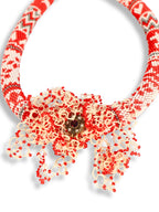 Nüket – Kırmızı Dokuma ve Çiçek Yağmuru Kolyesi