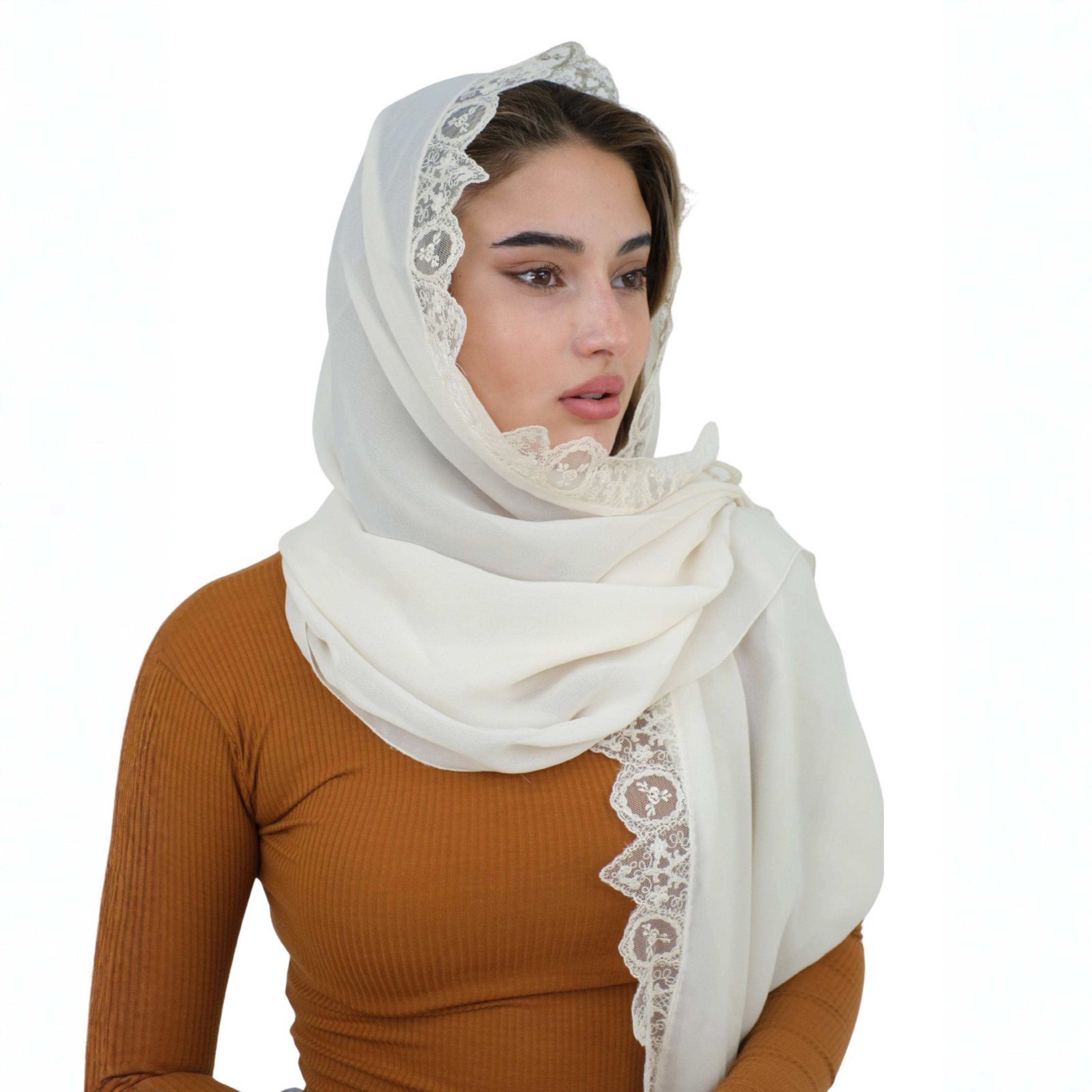 Dantelin Sükûneti – Ekru Krep Demor ve Fransız Dantel Süslemeli Namaz Başörtüsü