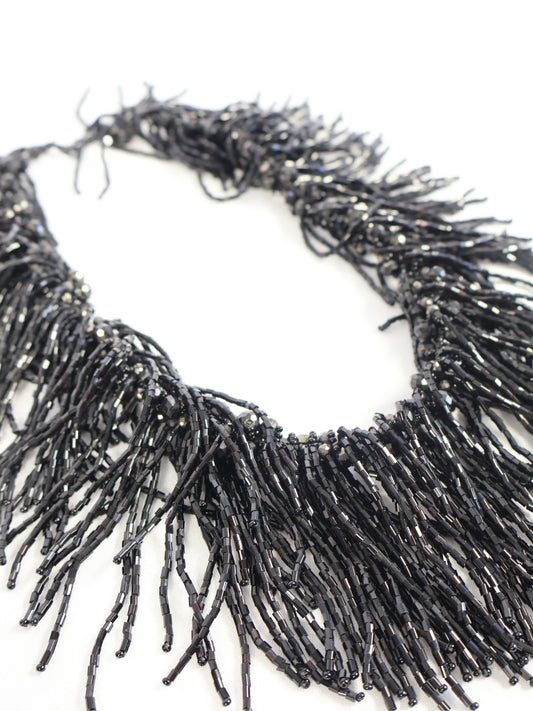 Gece Işıltısı – Siyah Kesme Boncuk Sarkaçlı Kolyeli Tasarım