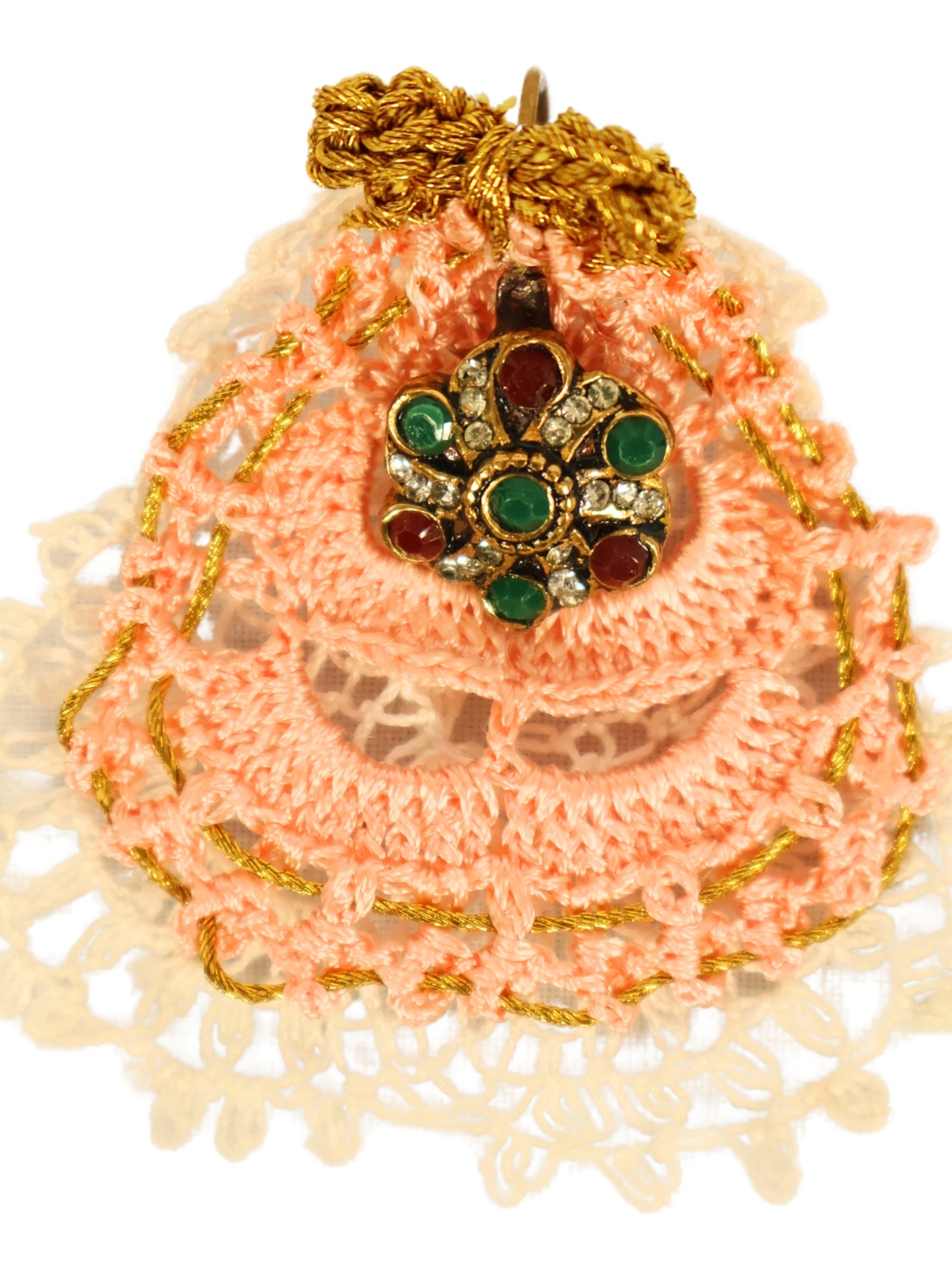 Lara – Yavruağzı Tığ İşi & Gold Fiyonk Detaylı Küpe