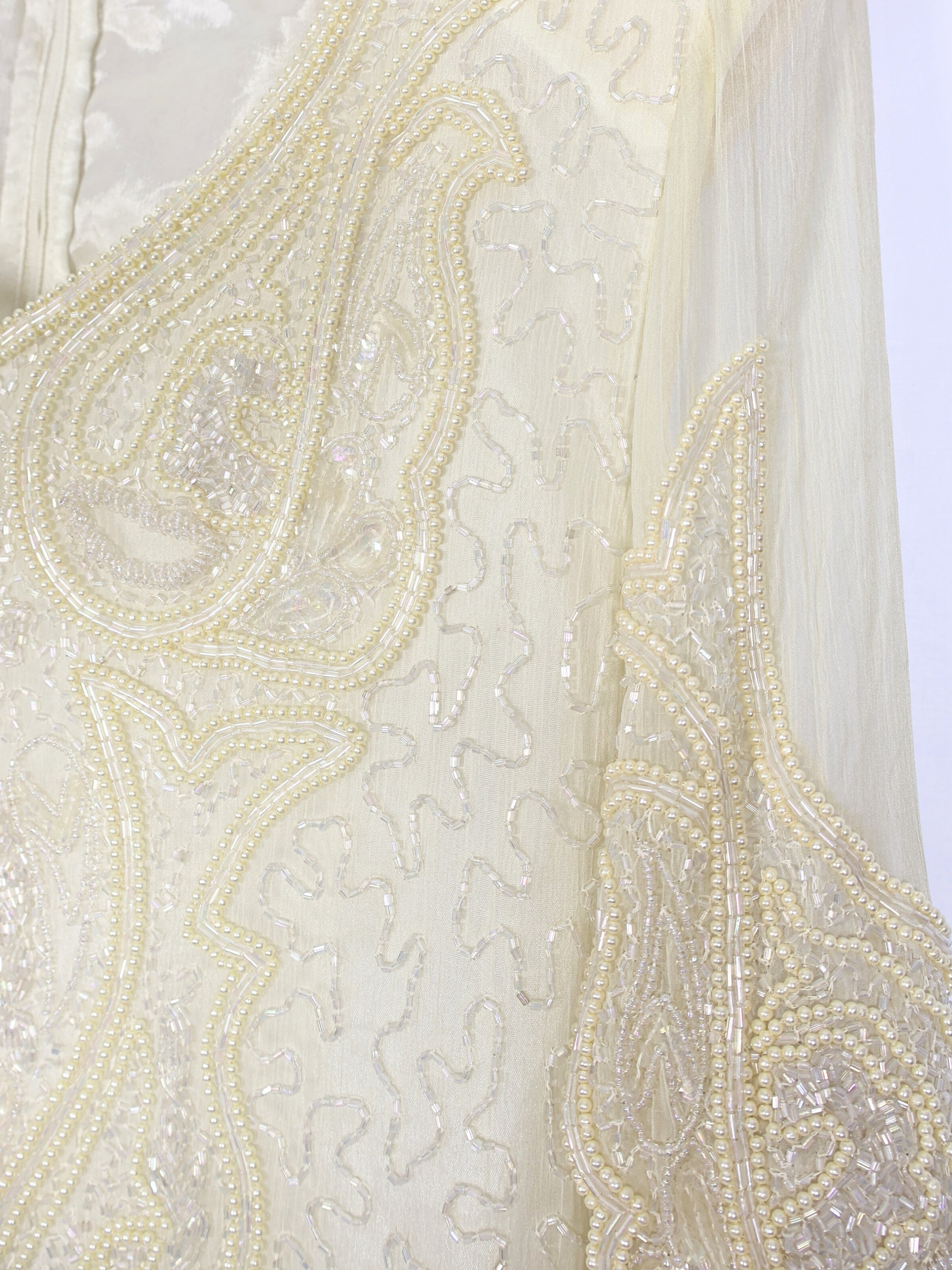 Fildişi Işıltısı – Krem Renk El İşlemeli Elbise