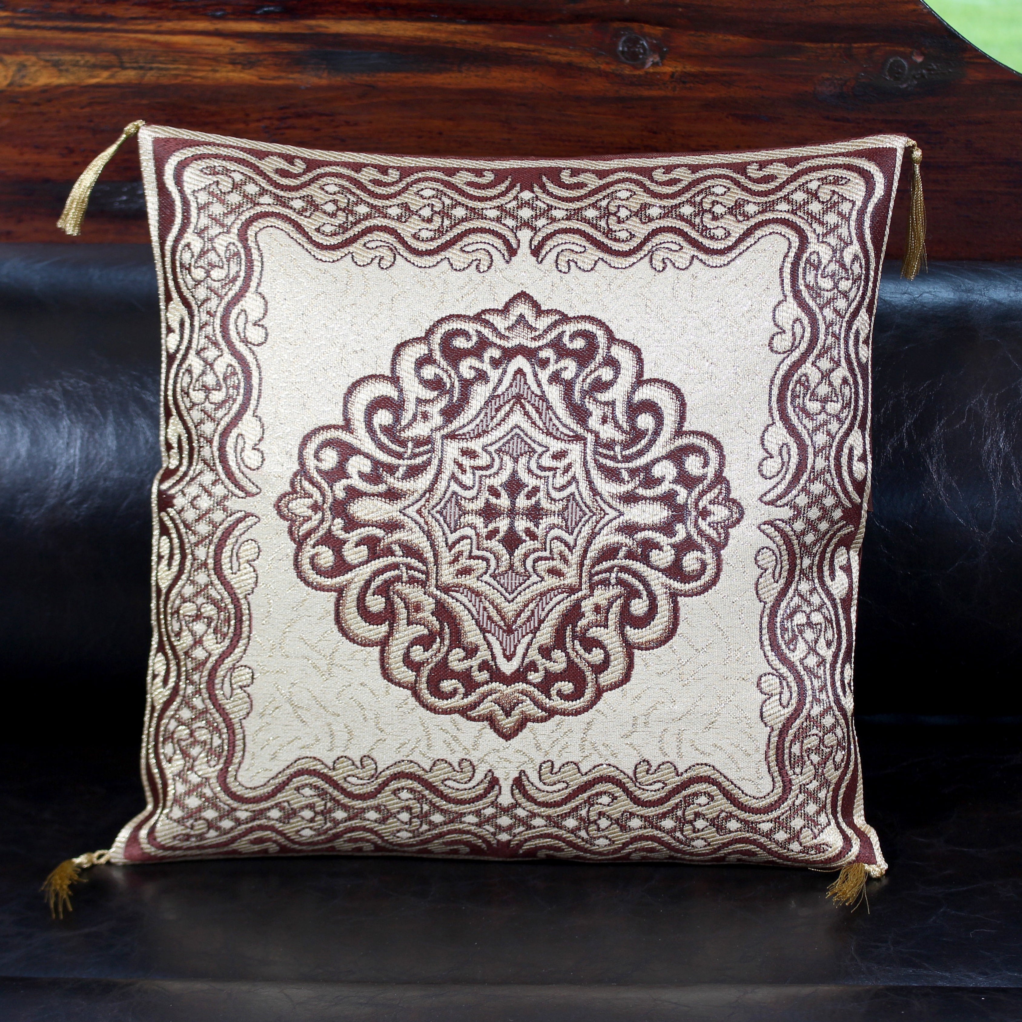 Brokar İzleri  – Brokar ve Püskül Detaylı Dekoratif Kırlent Kılıfı