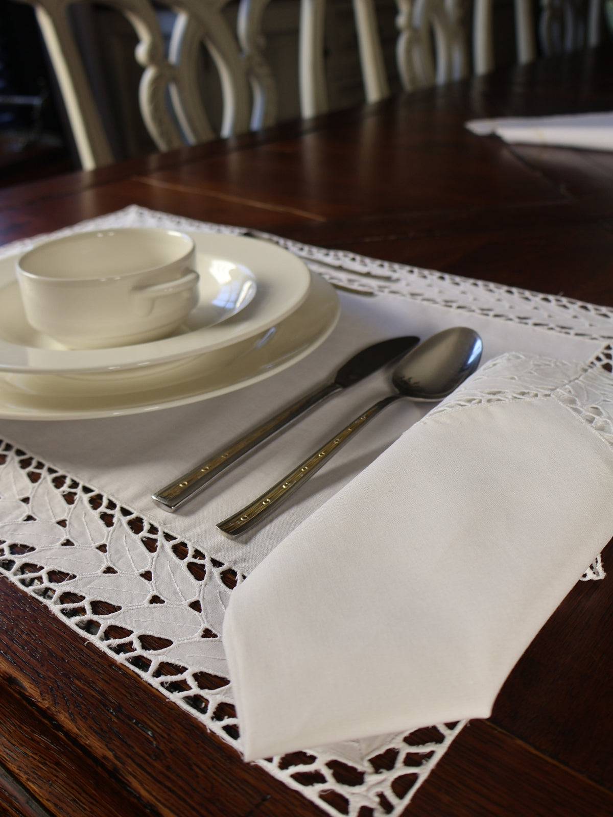 Beyaz Tergal Keten Üzerine Kolber İş Görünümlü Amerikan Servis Takımı