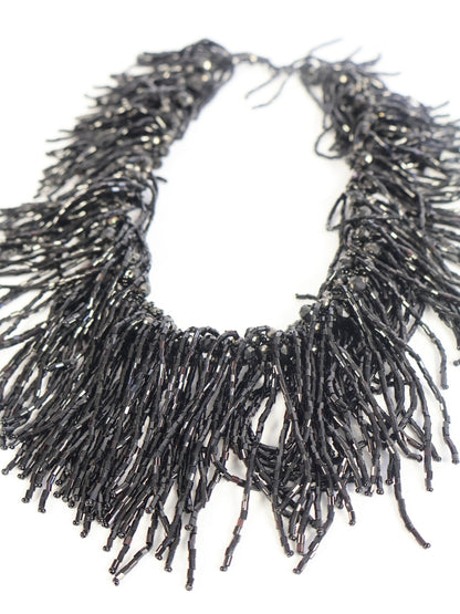 Gece Işıltısı – Siyah Kesme Boncuk Sarkaçlı Kolyeli Tasarım