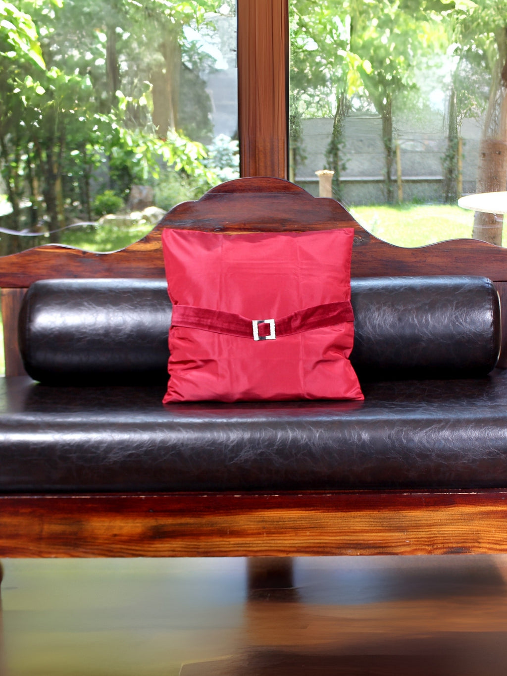 Bordo Zarafet – Tafta Üzeri Kadife ve Taşlı Tokalı Kırlent Kılıfı