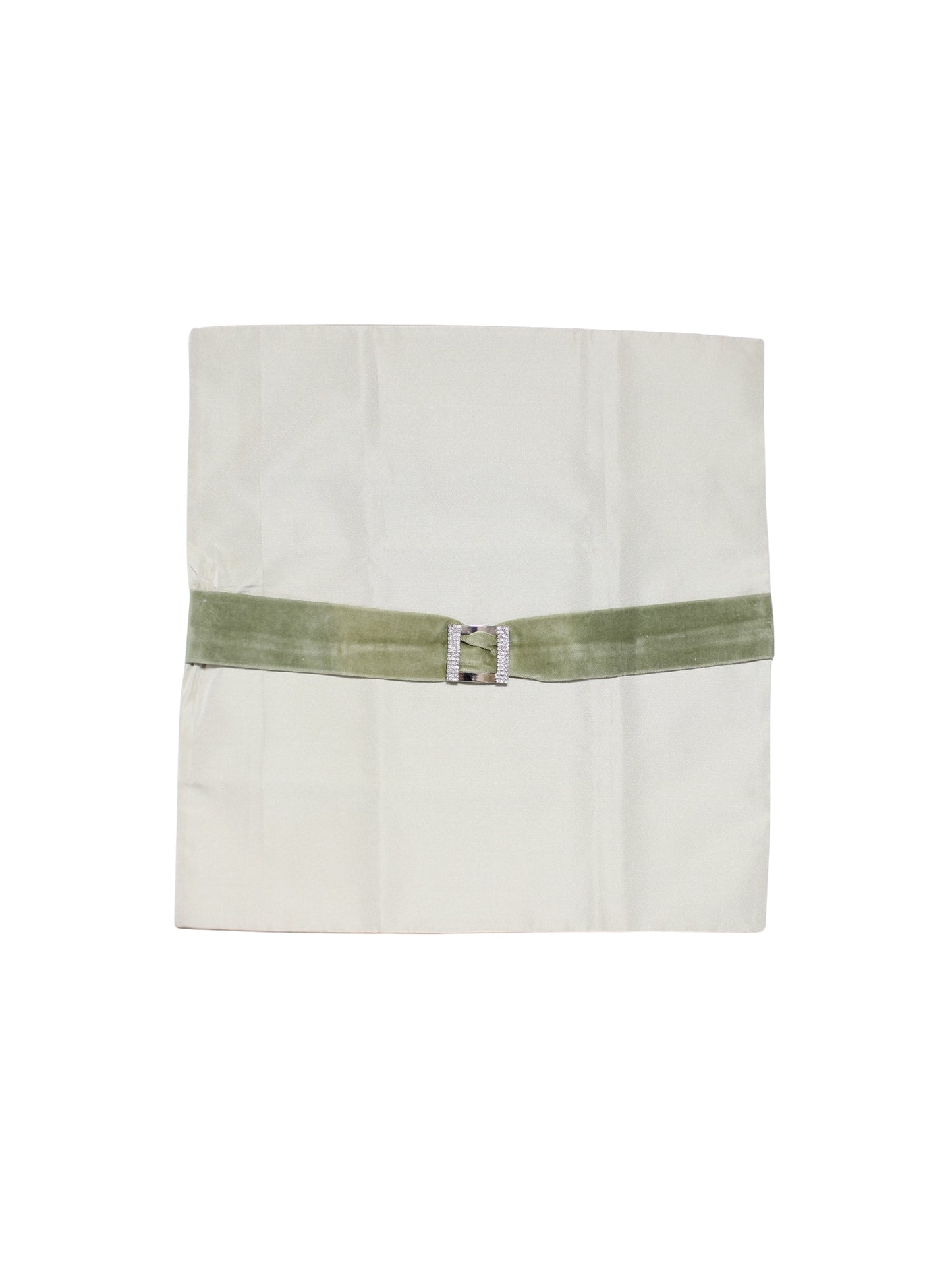 Fıstık Işıltısı – Tafta Üzeri Kadife ve Taşlı Tokalı Kırlent Kılıfı