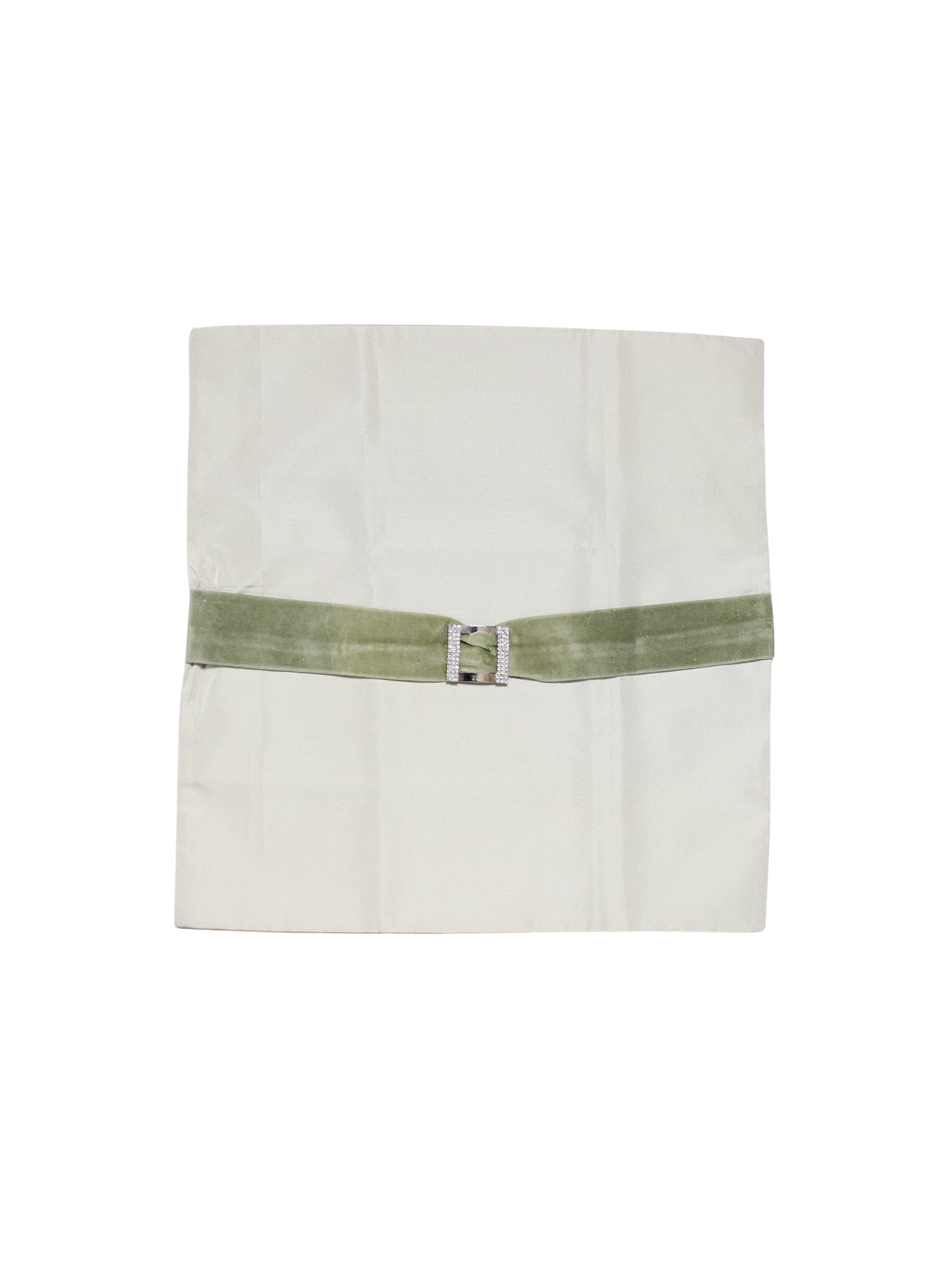 Fıstık Işıltısı – Tafta Üzeri Kadife ve Taşlı Tokalı Kırlent Kılıfı