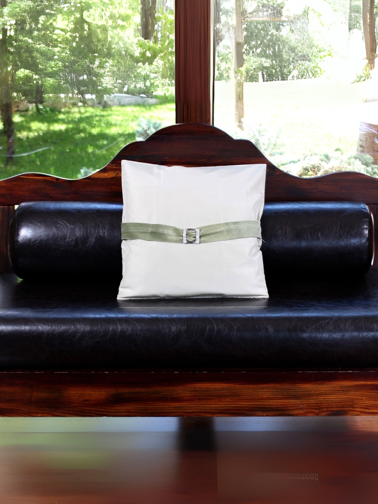 Fıstık Işıltısı – Tafta Üzeri Kadife ve Taşlı Tokalı Kırlent Kılıfı