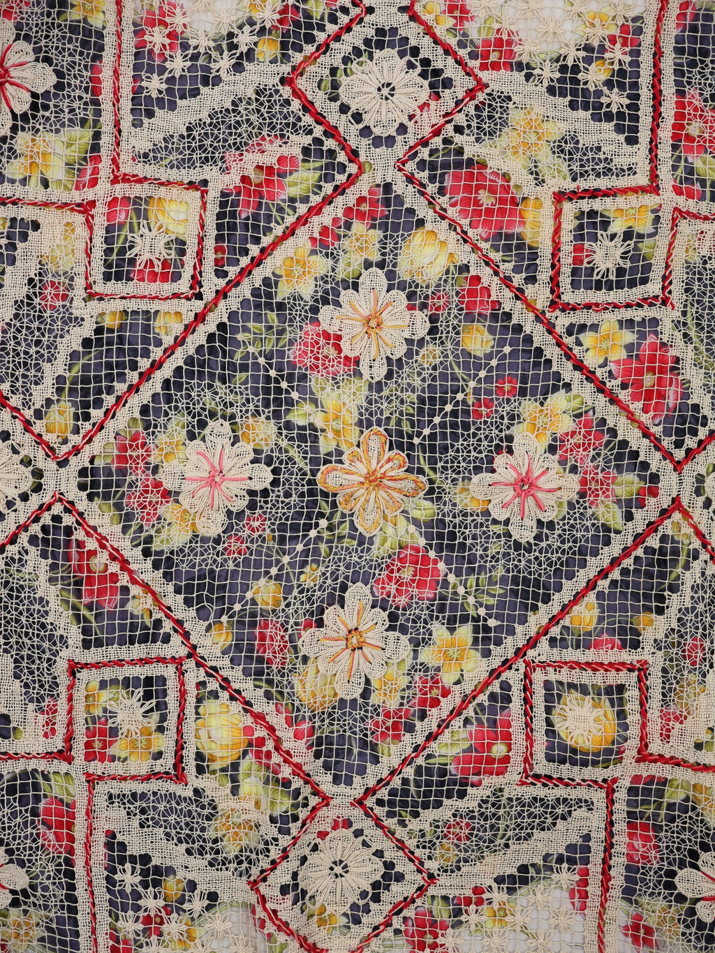 Renkli İz – 1990’lardan Uyarlama Dantelli Antika Yazma Örtü