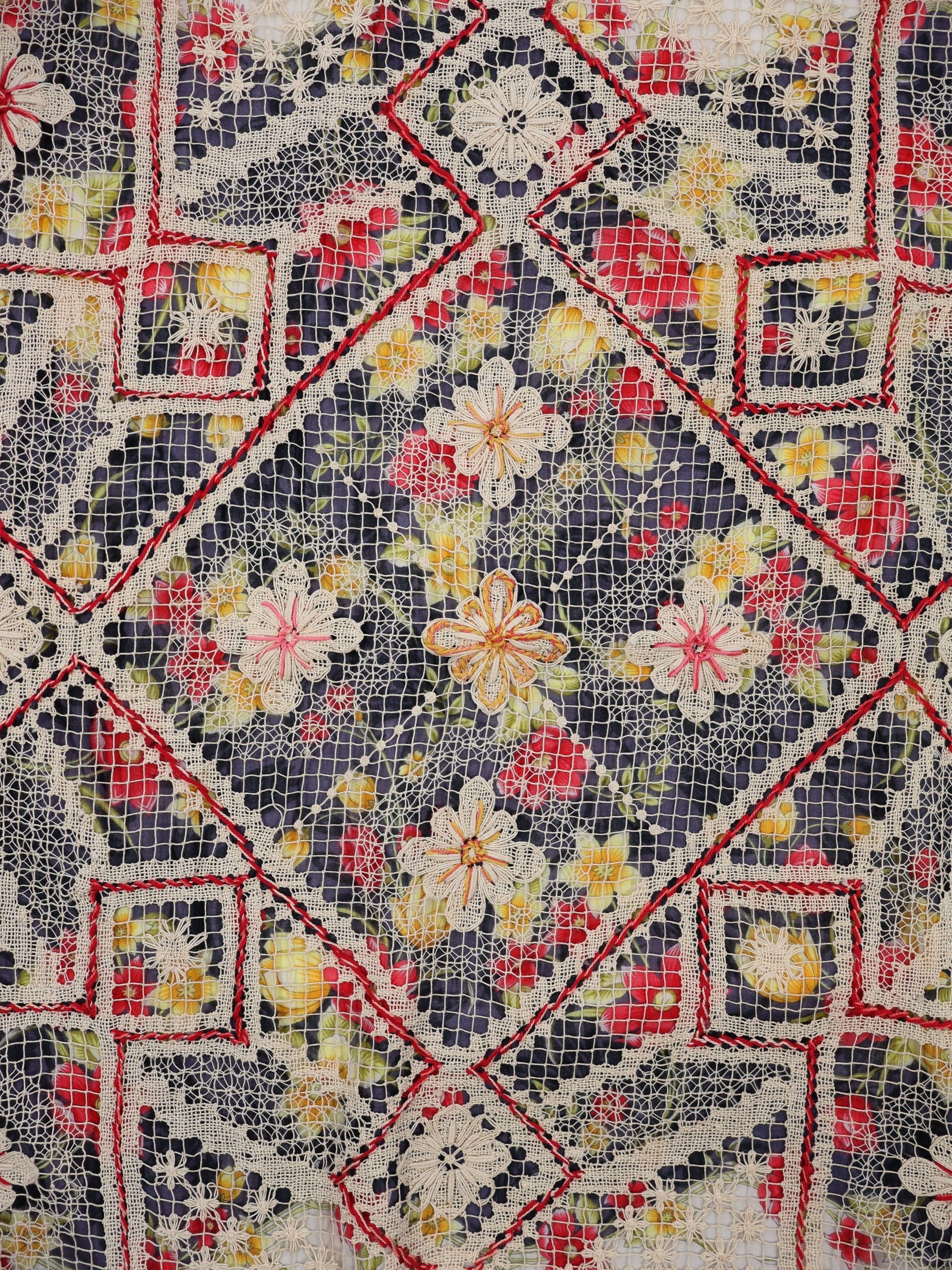 Renkli İz – 1990’lardan Uyarlama Dantelli Antika Yazma Örtü