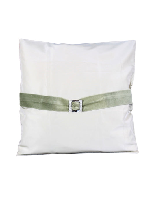 Fıstık Işıltısı – Tafta Üzeri Kadife ve Taşlı Tokalı Kırlent Kılıfı