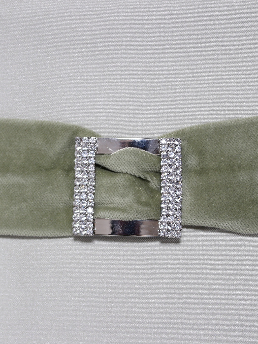 Fıstık Işıltısı – Tafta Üzeri Kadife ve Taşlı Tokalı Kırlent Kılıfı