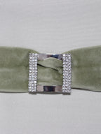 Fıstık Işıltısı – Tafta Üzeri Kadife ve Taşlı Tokalı Kırlent Kılıfı