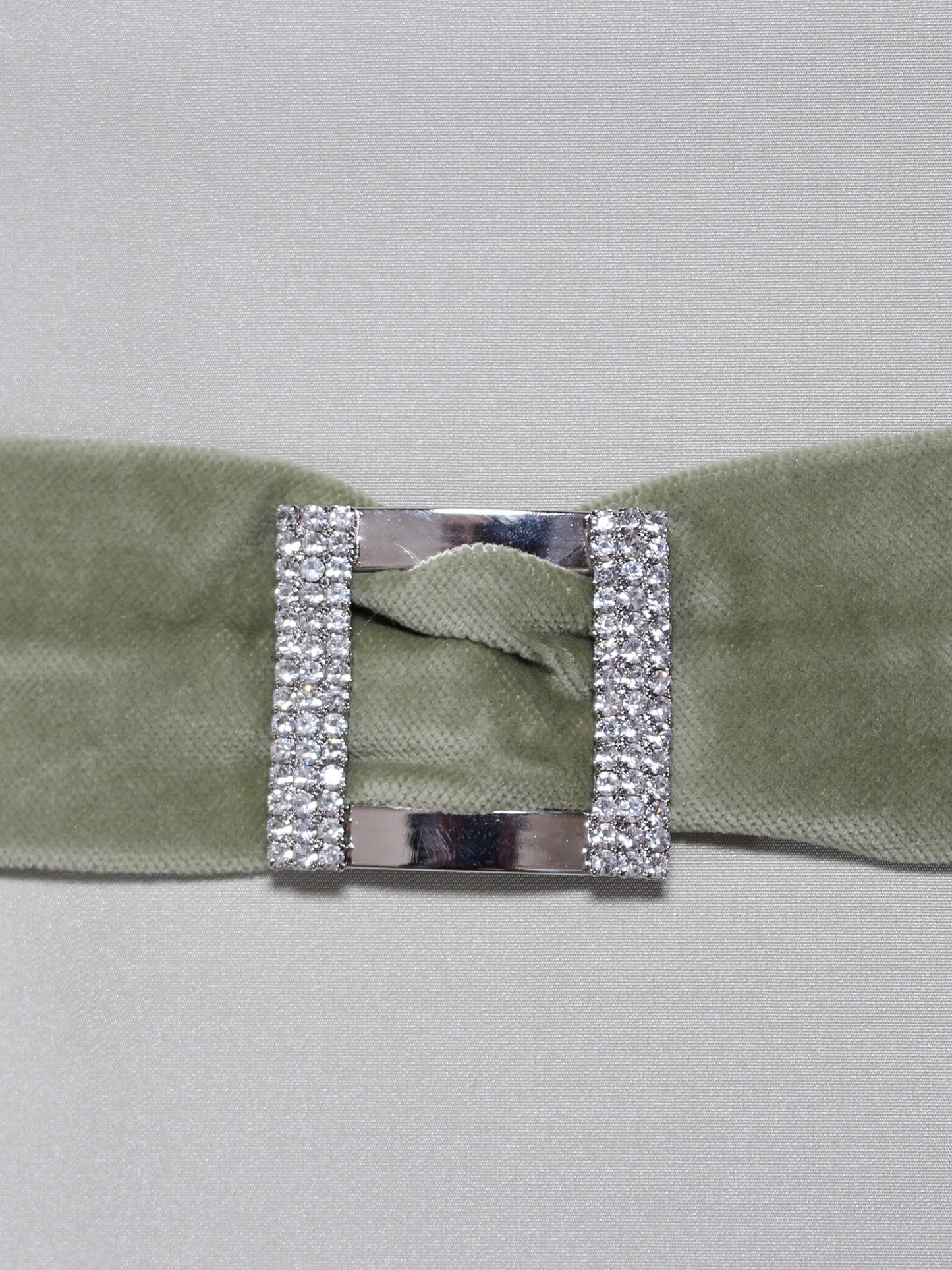 Fıstık Işıltısı – Tafta Üzeri Kadife ve Taşlı Tokalı Kırlent Kılıfı