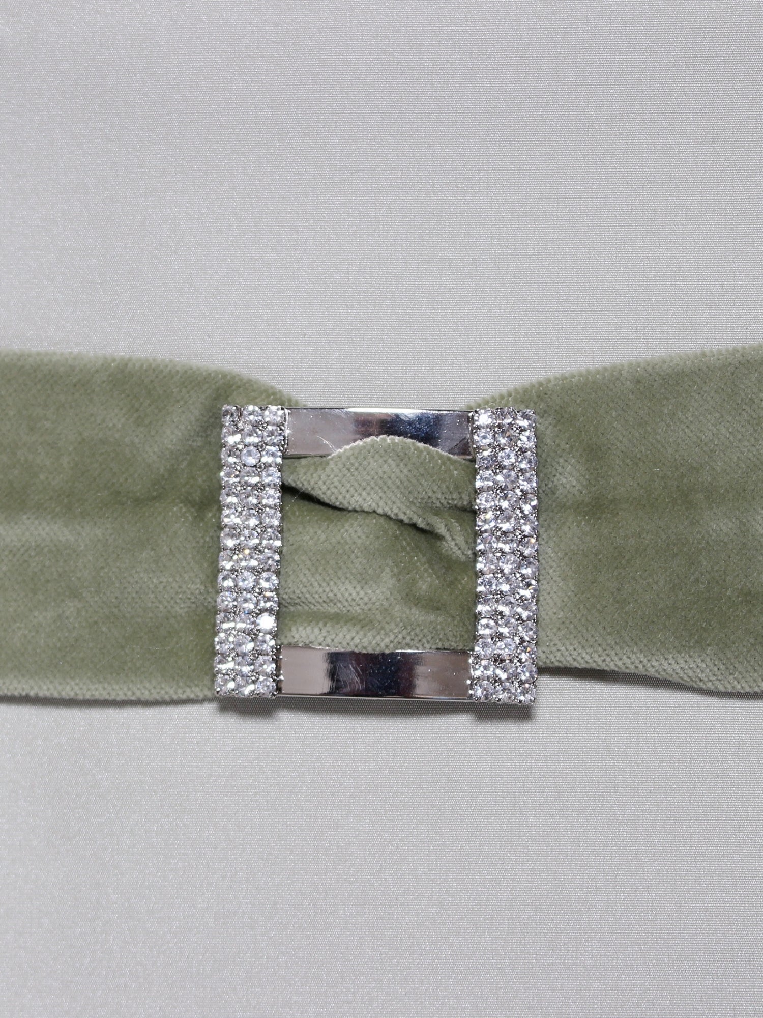 Fıstık Işıltısı – Tafta Üzeri Kadife ve Taşlı Tokalı Kırlent Kılıfı