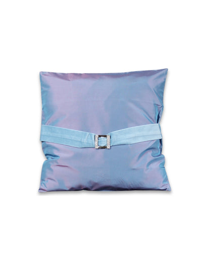 Gece Yansısı – Mavi-Mor Işıltılı Organze Kumaş Üzeri Kadife ve Taşlı Tokalı Kırlent Kılıfı