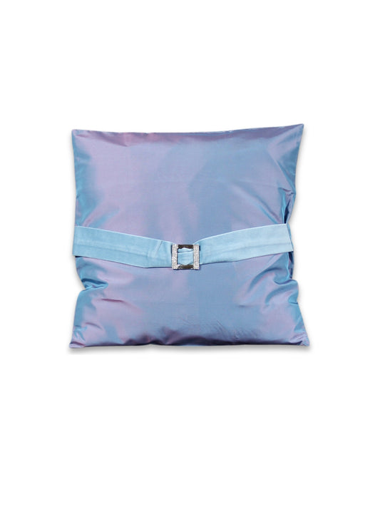 Gece Yansısı – Mavi-Mor Işıltılı Organze Kumaş Üzeri Kadife ve Taşlı Tokalı Kırlent Kılıfı