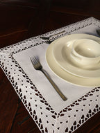 Beyaz Tergal Keten Üzerine Kolber İş Görünümlü Amerikan Servis Takımı