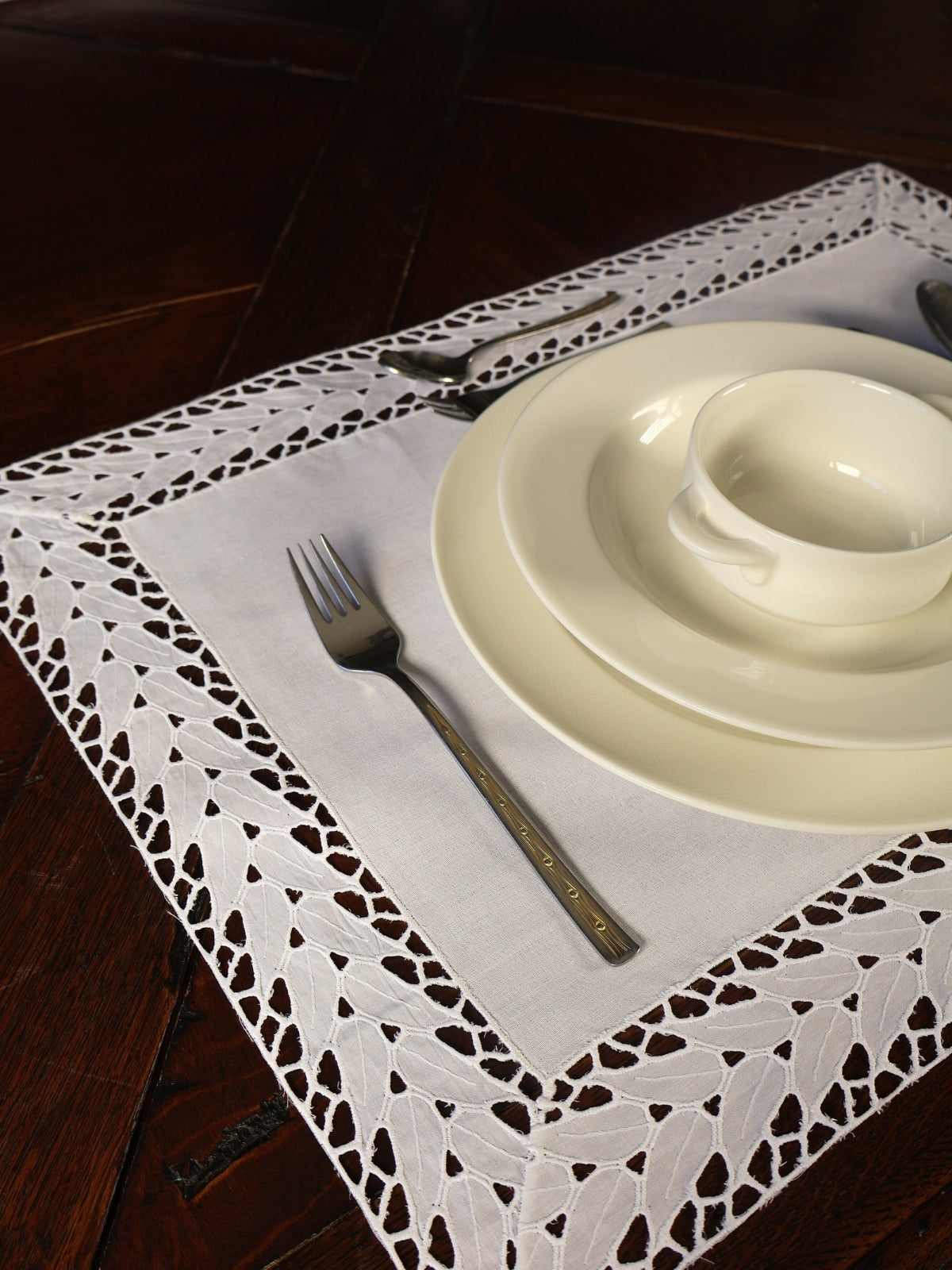 Beyaz Tergal Keten Üzerine Kolber İş Görünümlü Amerikan Servis Takımı