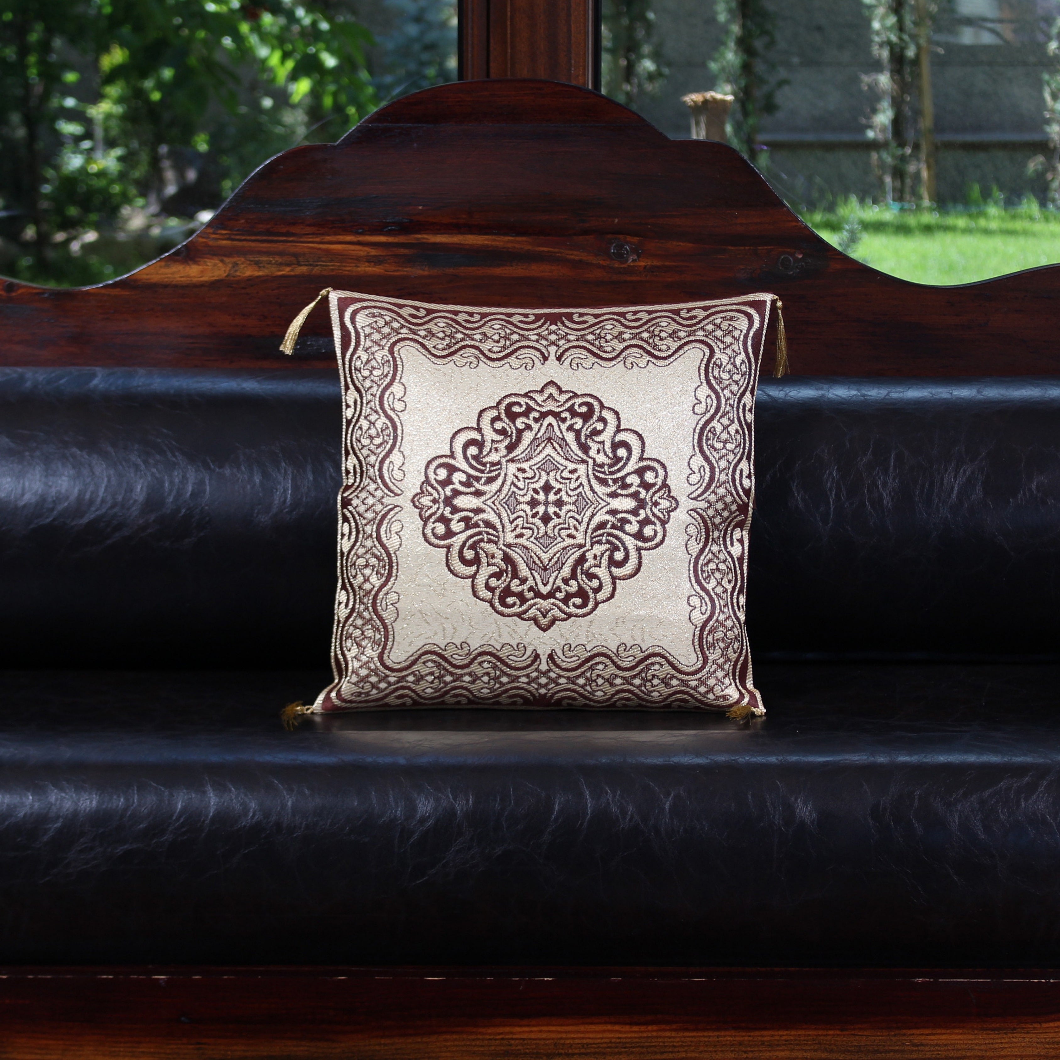 Brokar İzleri  – Brokar ve Püskül Detaylı Dekoratif Kırlent Kılıfı