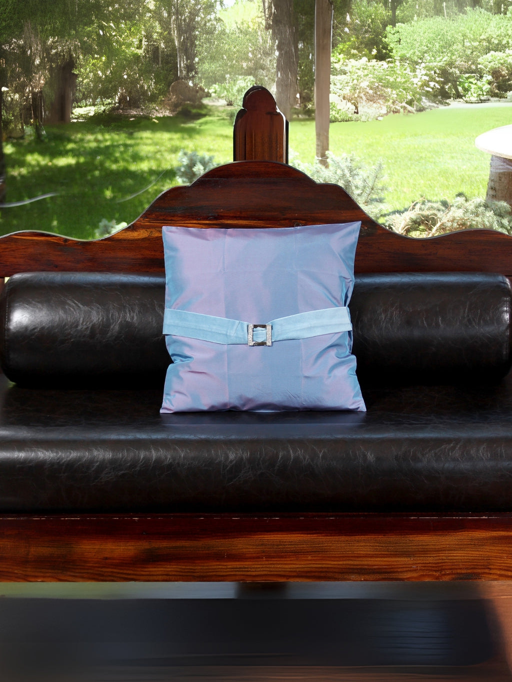 Gece Yansısı – Mavi-Mor Işıltılı İpek Tafta Kumaş Üzeri, Kadife ve Taşlı Tokalı Kırlent Kılıfı