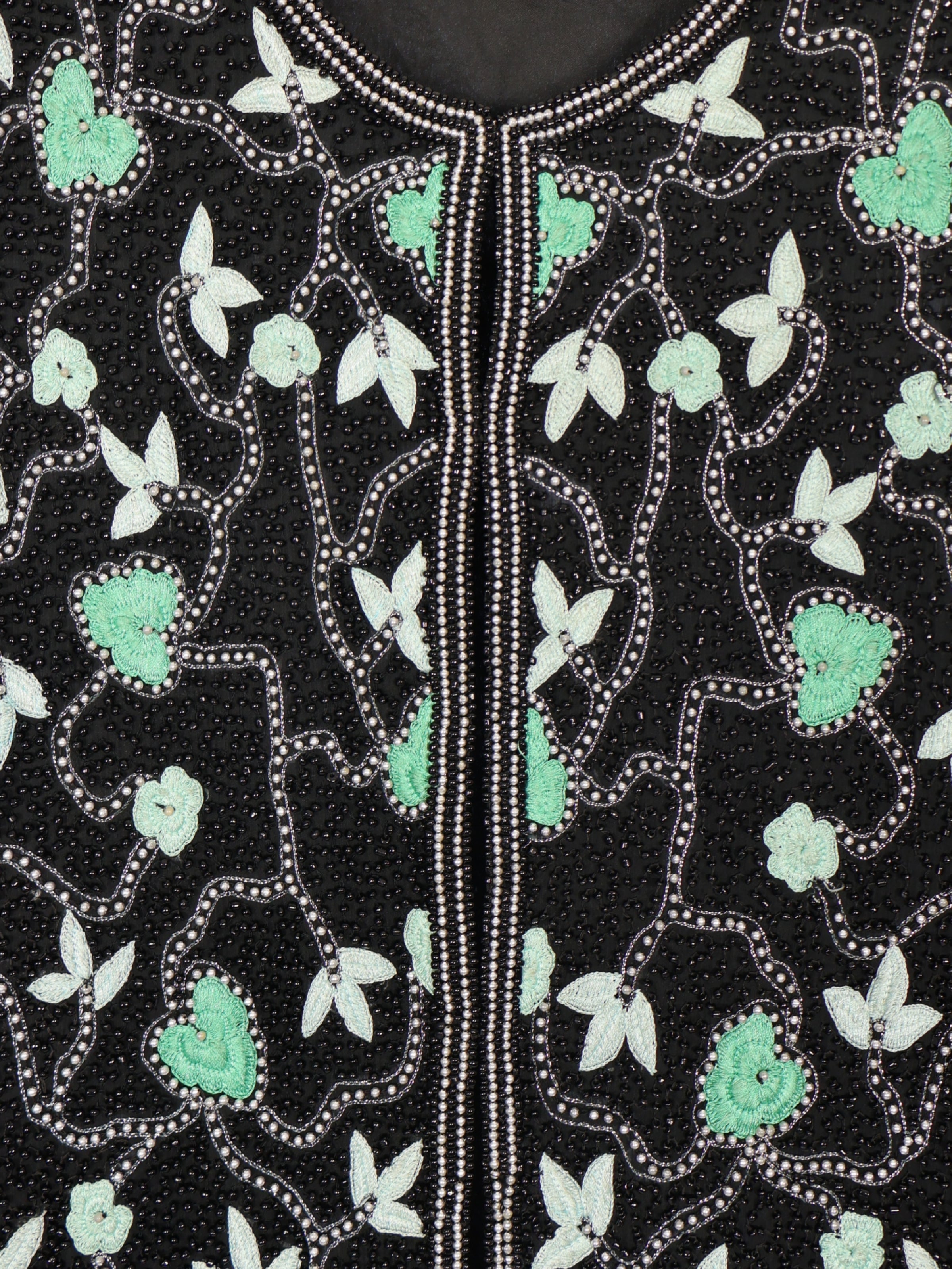 Zümrüt Dokunuşu – Siyah Üzeri Yeşil Motifli El İşlemeli Ceket