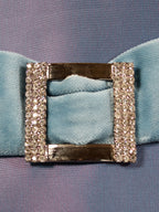 Gece Yansısı – Mavi-Mor Işıltılı İpek Tafta Kumaş Üzeri, Kadife ve Taşlı Tokalı Kırlent Kılıfı