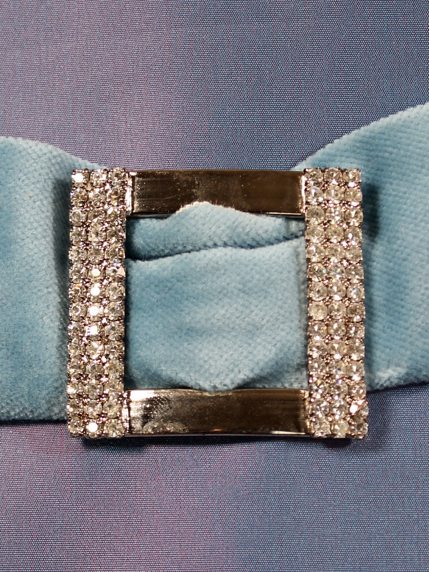 Gece Yansısı – Mavi-Mor Işıltılı İpek Tafta Kumaş Üzeri, Kadife ve Taşlı Tokalı Kırlent Kılıfı