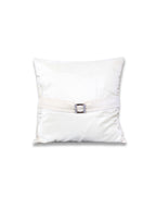 Saf Işık – Ekru Organze Kumaş Üzeri Kadife ve Taşlı Tokalı Kırlent Kılıfı