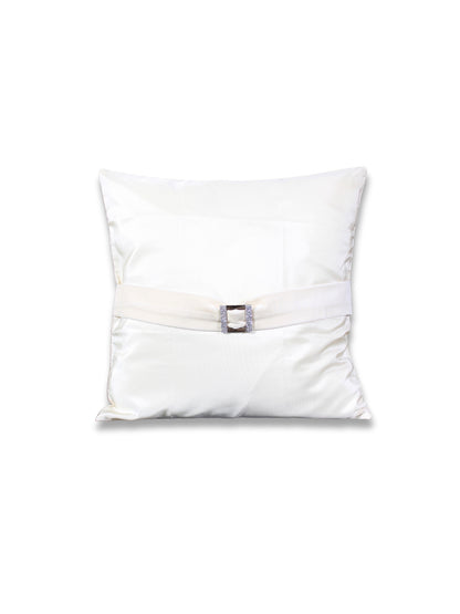 Saf Işık – Ekru Organze Kumaş Üzeri Kadife ve Taşlı Tokalı Kırlent Kılıfı