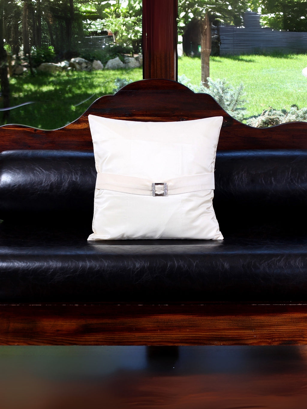 Saf Işık – Ekru Organze Kumaş Üzeri Kadife ve Taşlı Tokalı Kırlent Kılıfı