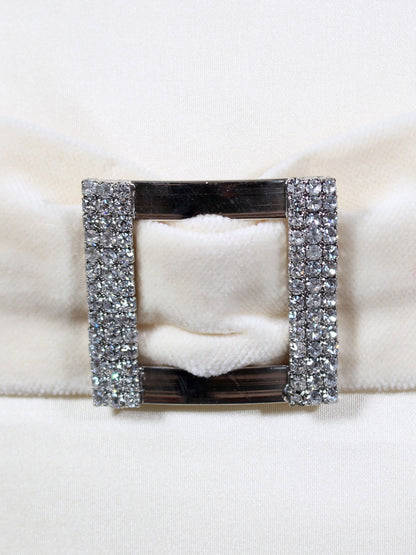 Saf Işık – Ekru Organze Kumaş Üzeri Kadife ve Taşlı Tokalı Kırlent Kılıfı