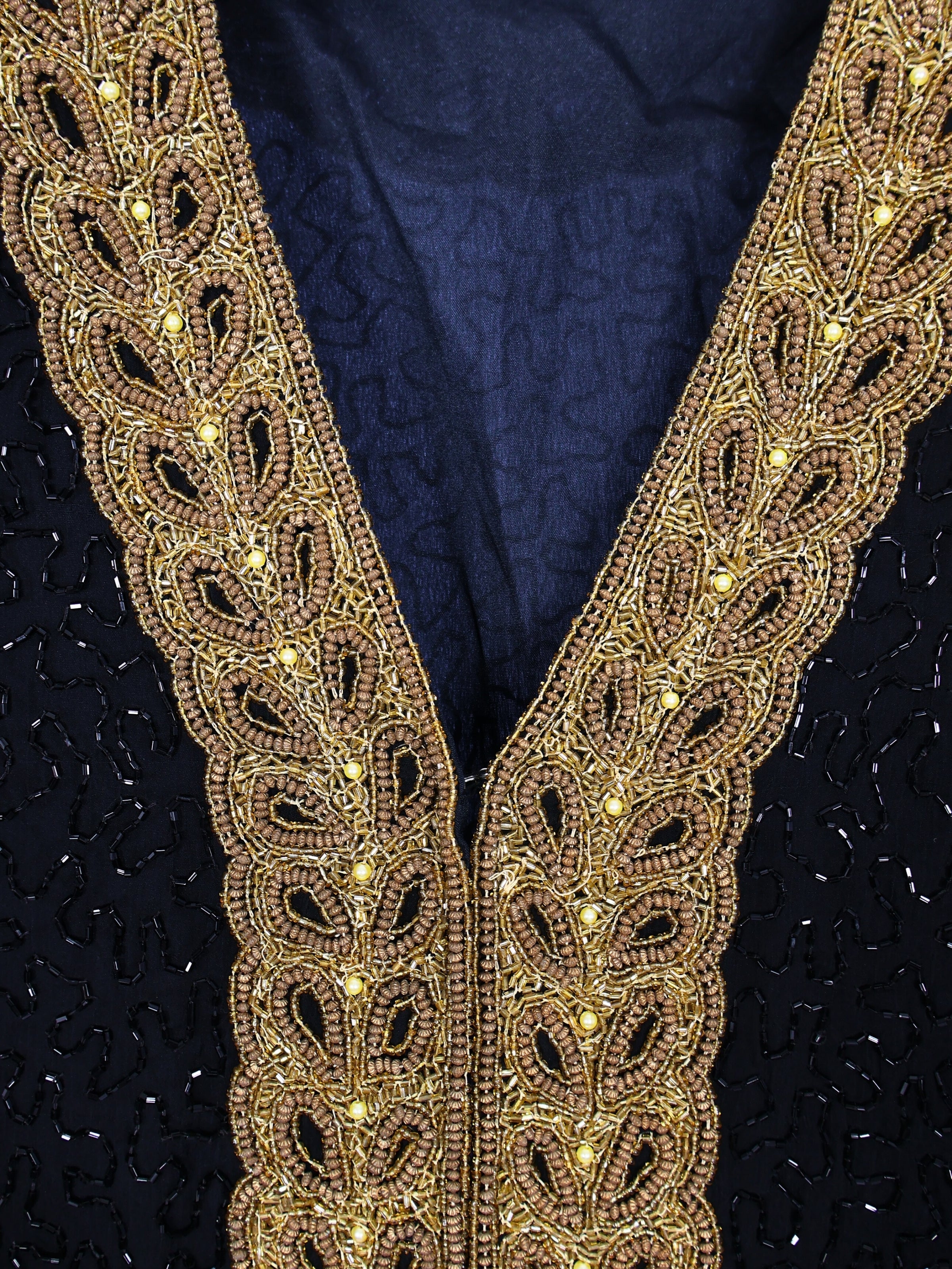 Altın Hatlar – Siyah Üzeri Altın Desenli Uzun Ceket