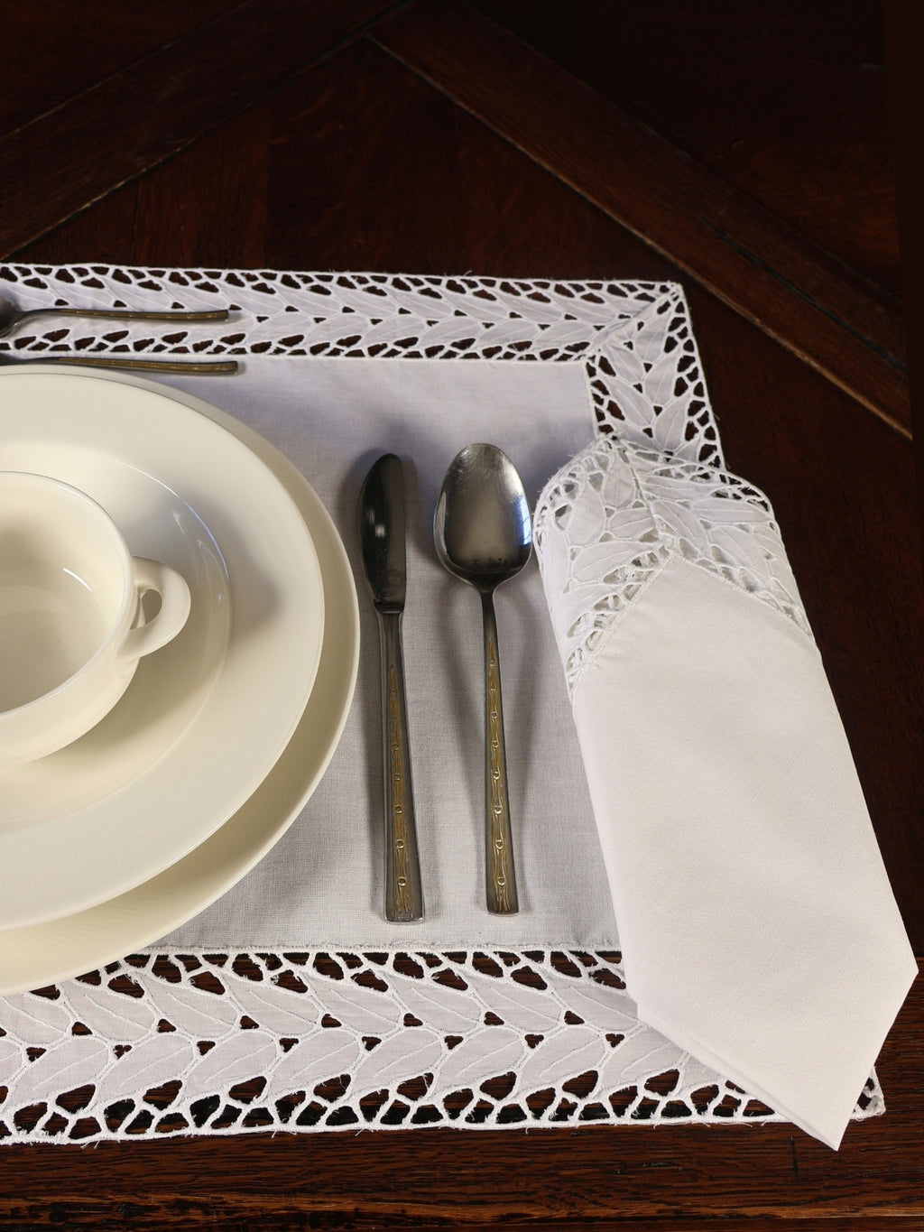 Beyaz Tergal Keten Üzerine Kolber İş Görünümlü Amerikan Servis Takımı