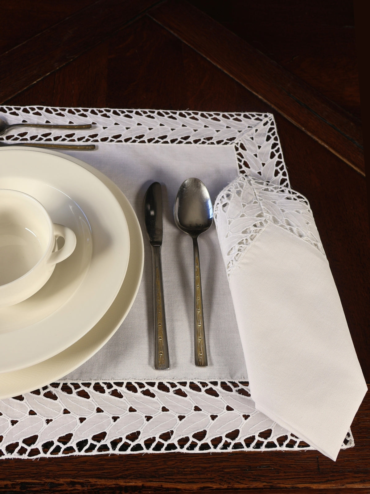 Beyaz Tergal Keten Üzerine Kolber İş Görünümlü Amerikan Servis Takımı