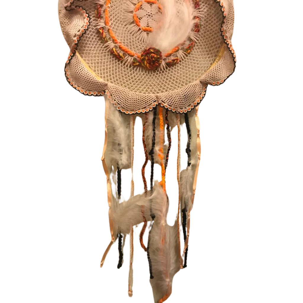 1968’den kalma el örmesi danteli ve renkli ipliklerle tığ işi detaylarla işlenmiş, bulunduğu mekana pozitif enerjiler getirerek sanatsal ve ruhani bir hava katan düş kapanı.