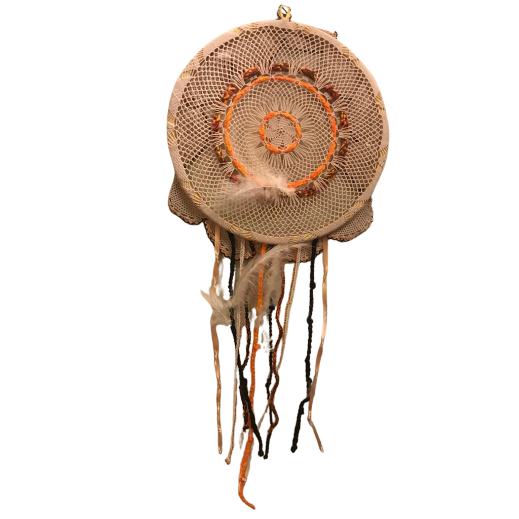 Her iki yüzü farklı şekilde tasarlanmış, kuş tüyleri ve antika detaylarla tamamlanmış hem dekoratif bir aksesuar hem de spiritüel bir koruma aracı.