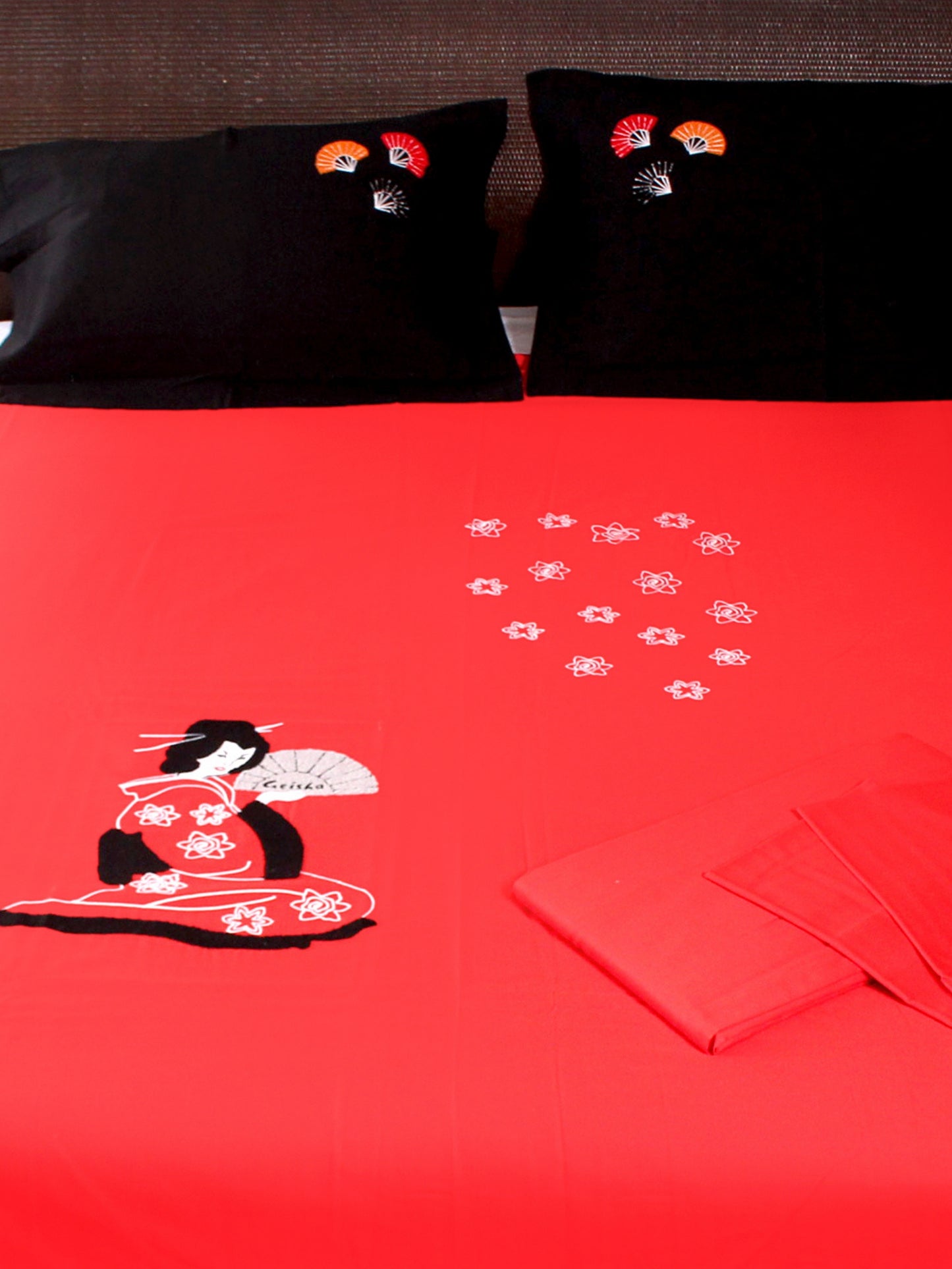 Kırmızı Yelpaze – Japon Kadın Motifli Pamuklu Saten Nevresim Takımı