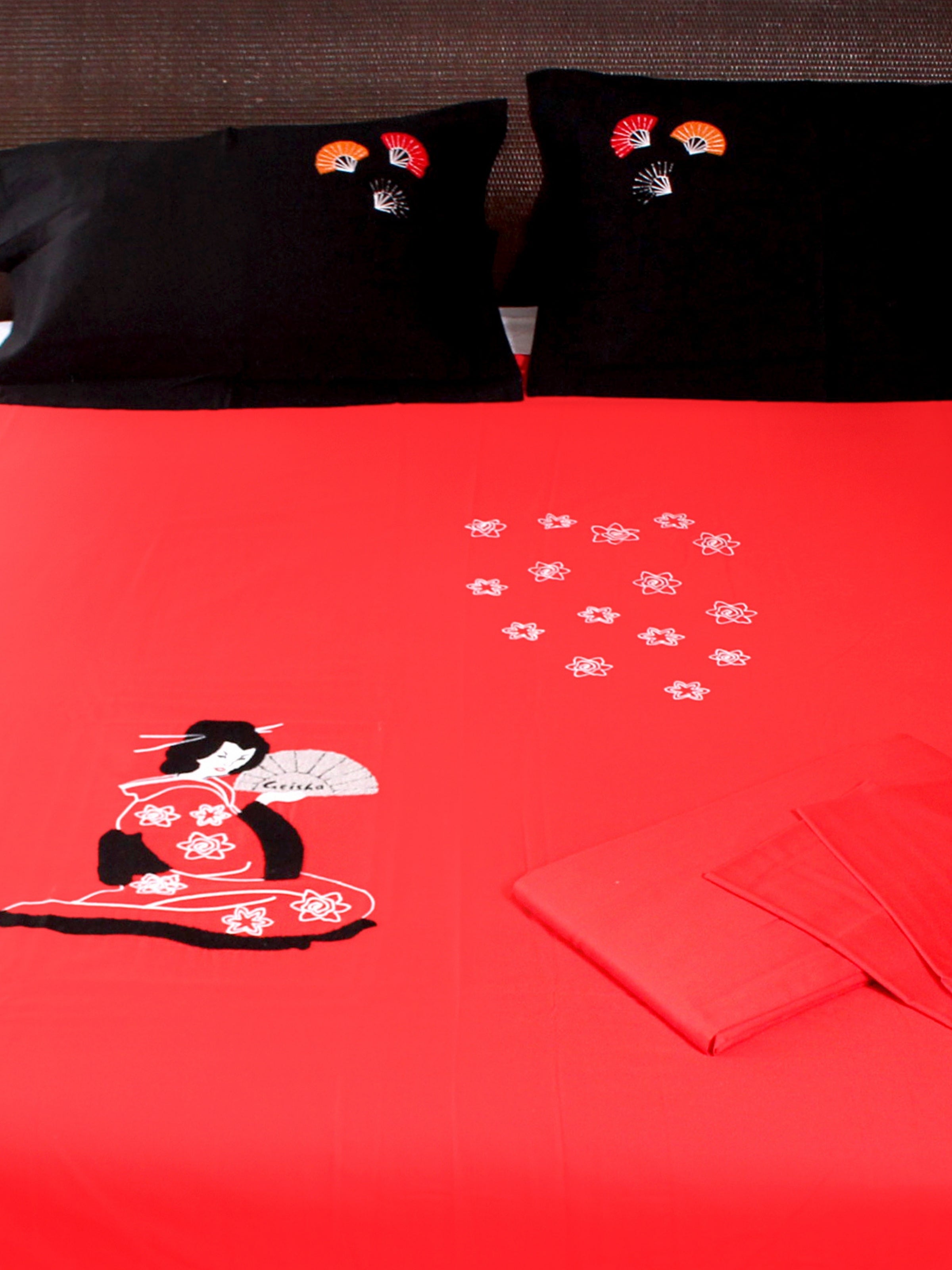 Kırmızı Yelpaze – Japon Kadın Motifli Pamuklu Saten Nevresim Takımı