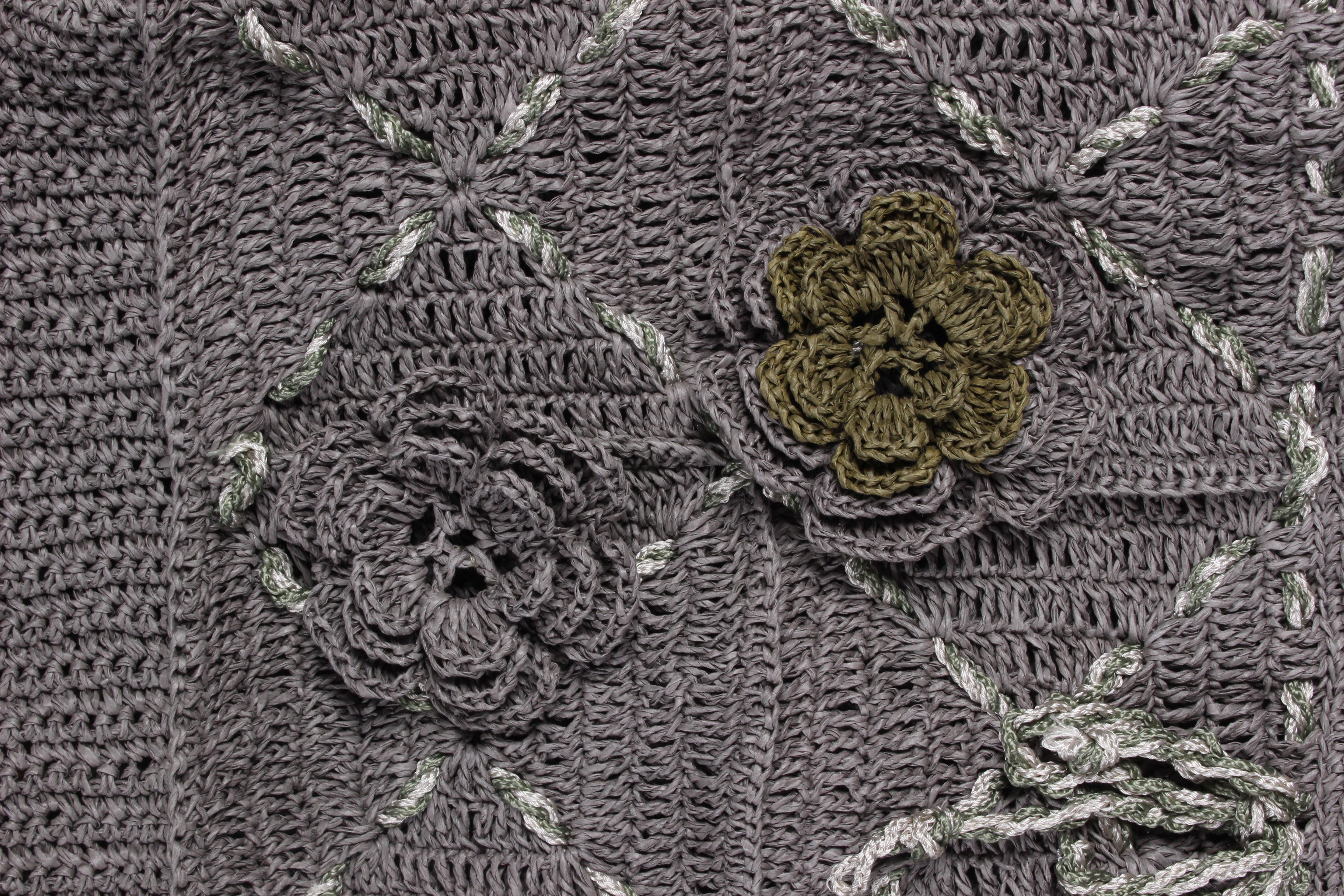 Ajurlu motif detayları, renkli kordon süslemeleri ve iki renkli gül motifleriyle öne çıkan, elde tığla hazırlanmış özel tasarım çanta.