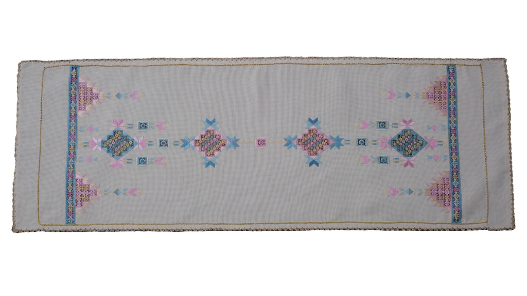 1960'larda el işçiliğiyle hazırlanan ve 2024'te yenilenen, kişiye özel tek tasarım vintage koleksiyon parçası.